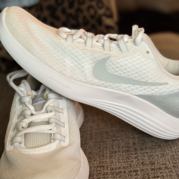 White Nike Nurse gym shoes size 9.5 - Picture 1 of 4
